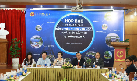 Phó Chủ tịch Tập đoàn Nam Cường – Bà Trần Thị Quỳnh Ngọc (giữa) cùng các chuyên gia hàng đầu của Viện Hàn lâm Khoa học Việt Nam.